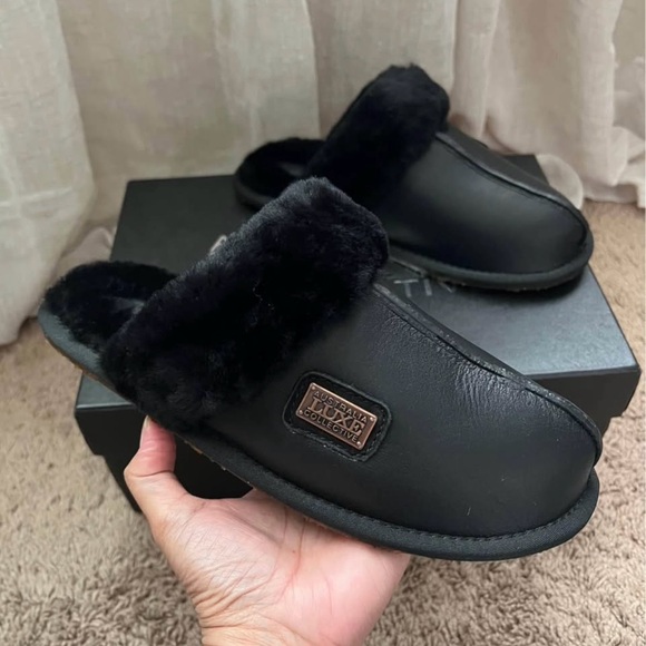 Australia Luxe Black Sheepskin Slippers - Picture 2 of 4